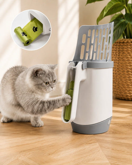 Pelle posée au sol, rouleau de sacs visible, un chat s'en approche